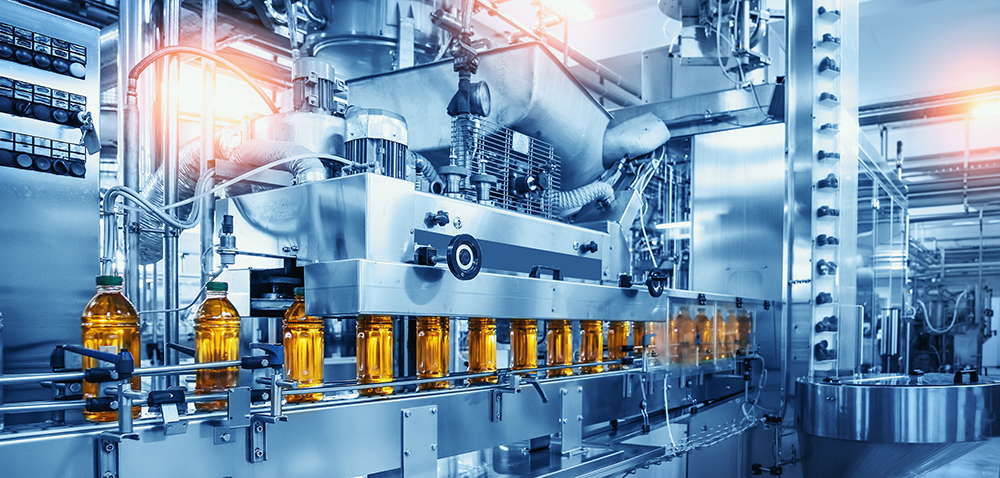 conveyor,belt,with,juice,bottles,on,beverage,factory,interior,in